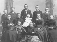Familienbild um 1900 (Hermann Sohn mit Buch)